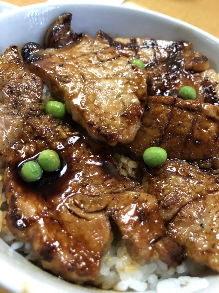 北海道在地作者2019年在帶廣Panchou實吃豬丼時拍攝的近照